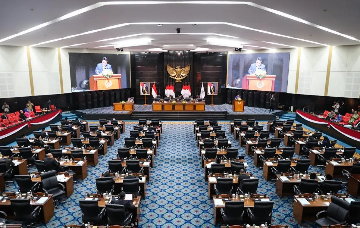 DPRD DKI Jakarta menggelar rapat paripurna dengan agenda penyampaian pandangan umum fraksi-fraksi terhadap Rancangan Peraturan Daerah (Raperda) tentang APBD DKI Jakarta Tahun Anggaran 2027, Senin (19/10). Foto: Pemprov DKI