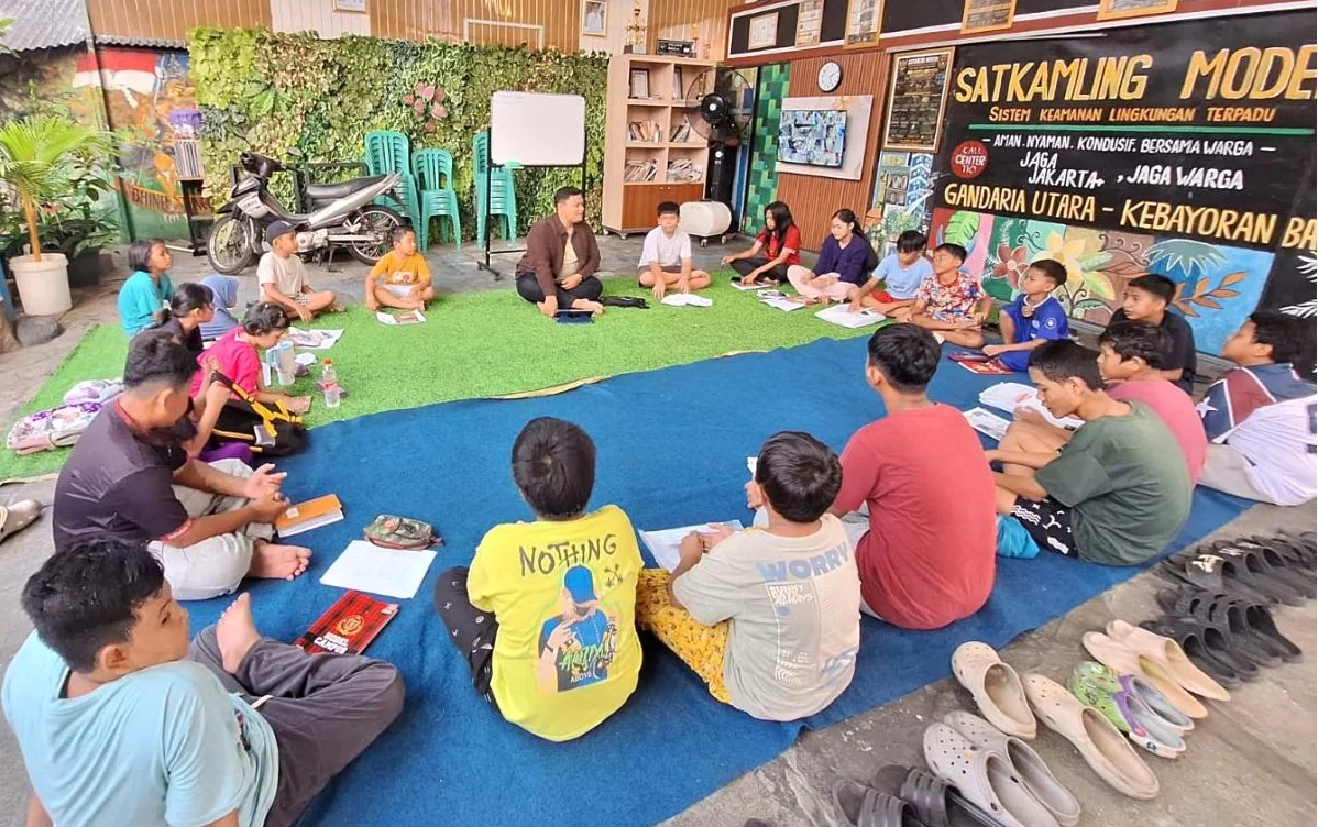 Warga di RT 11/RW 07, Kelurahan Gandaria Utara, Kecamatan Kebayoran Baru, Jakarta Selatan, kini memiliki akses belajar Bahasa Inggris secara gratis melalui program bertajuk RT Inggris. Foto: beritajakarta