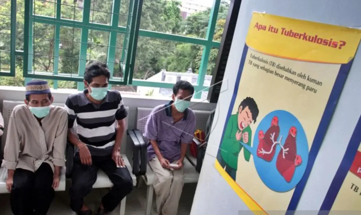 Dokumentasi - Sejumlah pasien penderita Tuberkulosis (TB) antre saat akan menjalani pemeriksaan rutin di Puskesmas Tebet, Jakarta Selatan, Jumat (13/4/2022). Foto: ANTARA