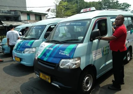 PT Transportasi Jakarta (Transjakarta) melarang aktivitas mengamen, meminta sumbangan, berjualan dalam bentuk apapun pada layanannya baik bus maupun Mikrotrans. Foto: beritajakarta