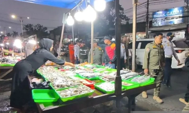 Jajaran Pemerintah Kota (Pemkot) Jakarta Timur (Jaktim) meninjau kondisi jalan yang licin di kawasan Kramat Jati, Jakarta Timur, Kamis (20/8/2026). Foto: Pemkot Jakarta Timur.