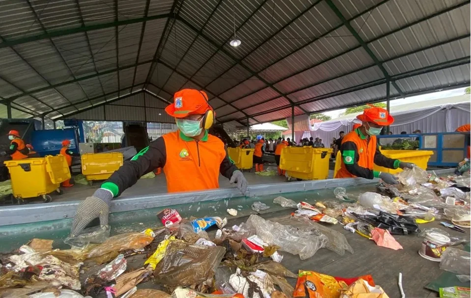 Petugas mengolah sampah di Tempat Pengelolaan Sampah Terpadu berkonsep Reduce (mengurangi), Reuse (menggunakan kembali), dan Recycle (mendaur ulang) atau TPS3R Sinergi Bersih Lenteng Agung, Jakarta Selatan, Kamis (27/11/2025). Foto: ANTARA