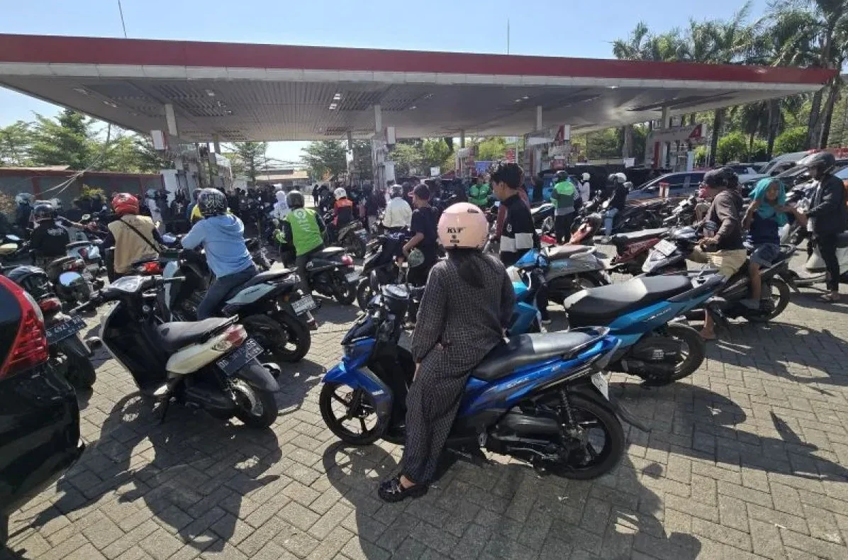 Antrean pembeli BBM di SPBU di Jalan Urip Sumoharjo Makassar, Minggu (13/9/26). Foto: ANTARA