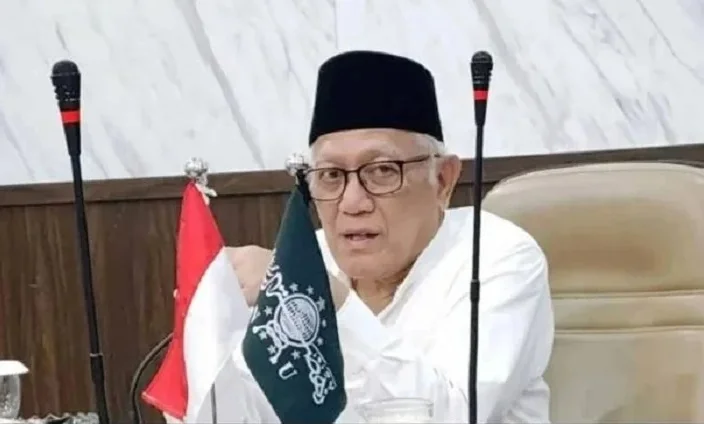 KH Abdul Hakim Mahfudz atau Gus Kikin menandatangani kontrak Jam’iyah setelah terpilih sebagai Ketua Umum PBNU 2026-2031. Foto: serambi muslim