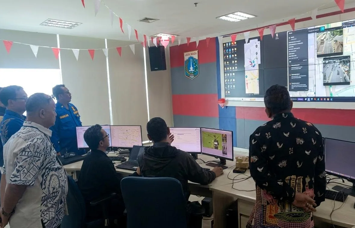 Diskominfotik mengembangkan inovasi JAK-Respond, sebuah dashboard terpadu yang mengintegrasikan informasi lokasi GPS Handy Talky (HT) TETRA, CCTV, kondisi lalu lintas, dan cuaca dalam satu peta digital. Foto: Diskominfotik DKI
