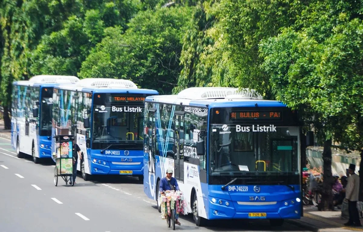 Dokumentasi - Tiga bus listrik Transjakarta mengantre sebelum memasuki Halte Transjakarta Pasar Baru di Jakarta, Jumat (27/12/2024). Foto: ANTARA