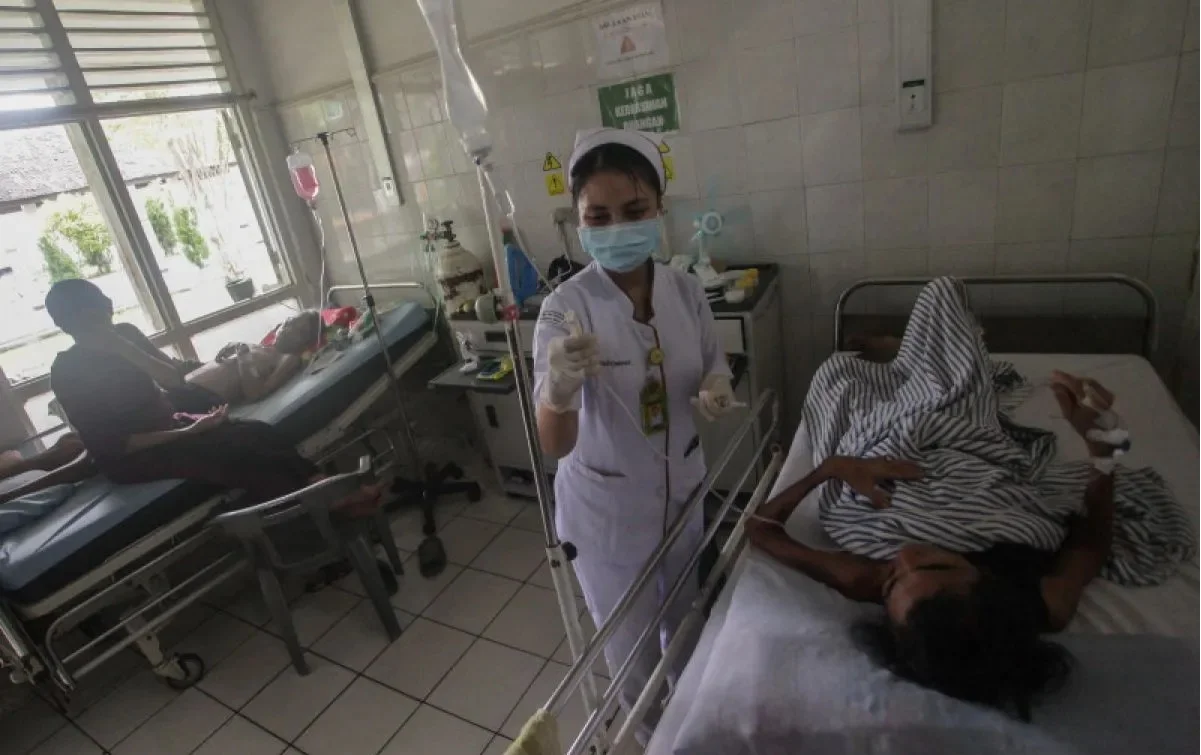 Ilustrasi - Perawat mengecek infus seorang pasien Tuberkulosis(TBC) yang sedang dirawat di RSUD Doris Sylvanus, Palangkaraya, Kalimantan Tengah, Jumat (13/3/2020). Foto: ANTARA