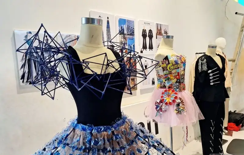 Contoh salah satu kreasi penggunaan botol plastik bekas yang didesain menjadi hiasan gaun fesyen dałam kegiatan Jakarta Architecture Festival dan M Bloc Design Week (MBDW) di Jakarta, Jumat (23/10/2026). Foto: ANTARA