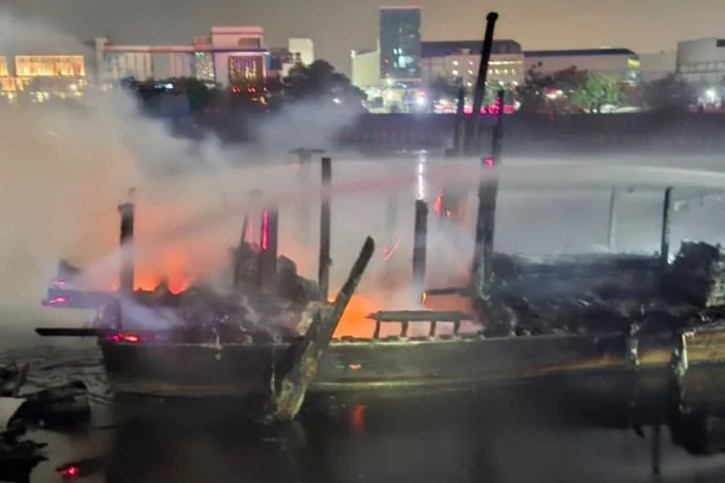 Kebakaran 3 unit kapal di Dermaga Muara Baru, Penjaringan, Jakarta Utara, Kamis (13/8/2026) malam. Foto: Gulkarmat Jakut