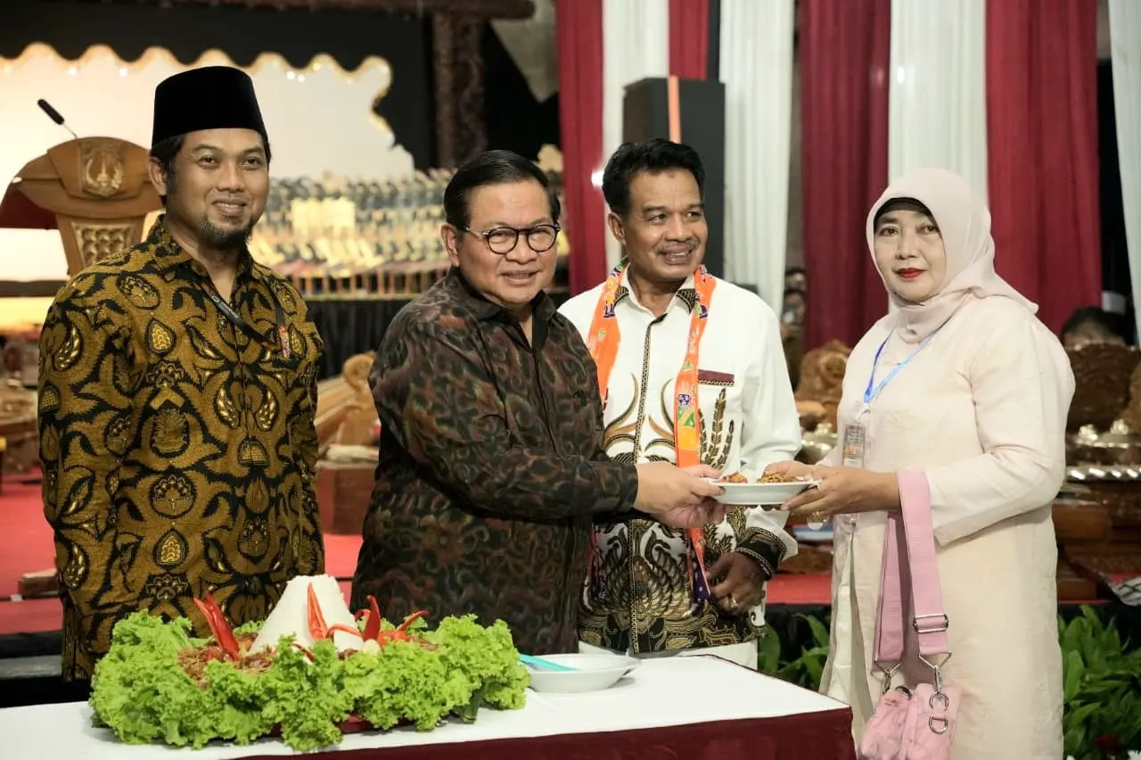 Gubernur Pramono saat menghadiri Hajatan Warga Kampoeng Tanah Harapan dan pertunjukan wayang kulit bertajuk Pandawa Timbang yang diselenggarakan Forum Komunikasi Tanah Merah Bersatu (FKTMB), Selasa (27/10). Foto: Pemprov DKI