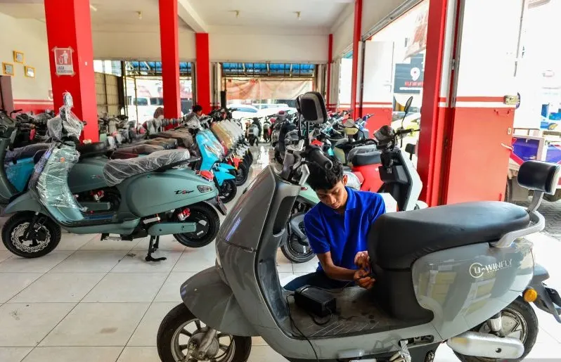 Dokumentasi - Pekerja mengisi daya batere motor listrik di Taktakan, Kota Serang, Banten, Rabu (13/11/2024). Foto: ANTARA