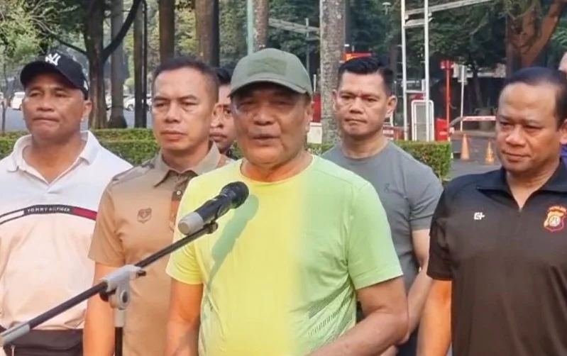 Menteri Koordinator Bidang Politik dan Keamanan (Menko Polkam) Djamari Chaniago memberikan keterangan usai olahraga jalan santai di Plataran Gelora Bung Karno, Jakarta, Kamis (27/8/2026). Foto: ANTARA