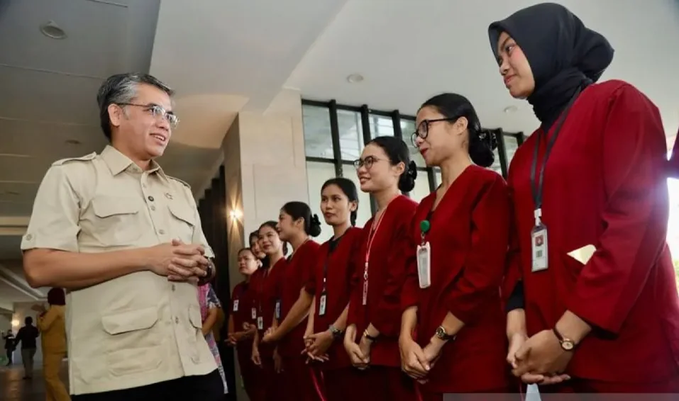 Arsip foto - Menteri Ketenagakerjaan (Menaker) Yassierli meninjau pelaksanaan Magang Nasional 2025 di RS Bunda Thamrin Medan, Sumatera Utara, Rabu (22/4/2026). Foto: Kemnaker RI