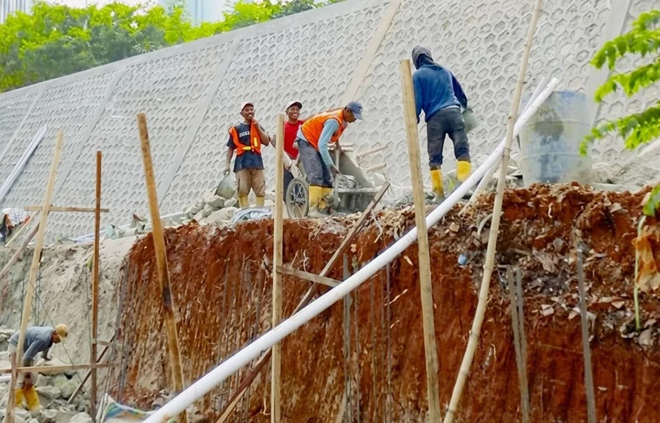 Perbaikan turap Kali Mampang segmen Jalan Poncol Jaya, Kelurahan Kuningan Barat, Kecamatan Mampang Prapatan, Jakarta Selatan ditargetkan rampung pada awal September 2026. Foto: Pemkot Jaksel