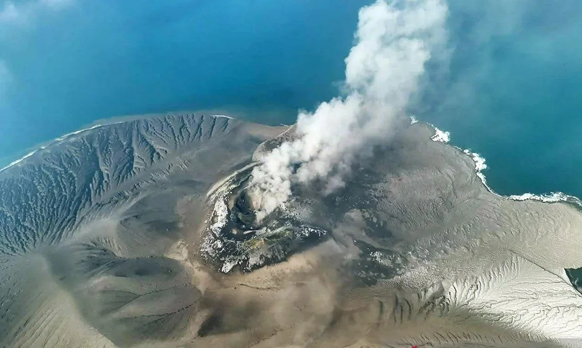 Tampilan foto udara erupsi Gunung Anak Krakatau, Selat Sunda, Sabtu (5/9/2026). Foto: Badan Geologi KESDM