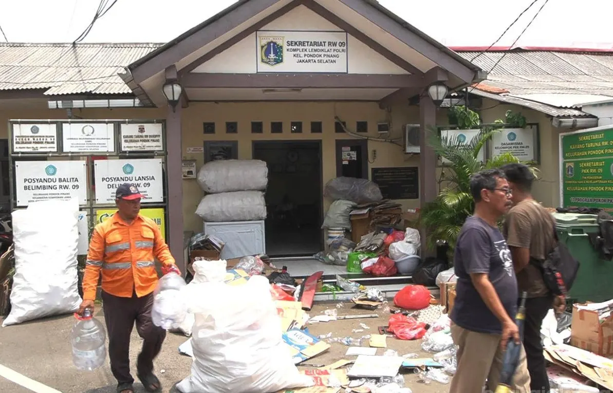 Bank Sampah Cempaka RW 09, Kelurahan Pondok Pinang, Kebayoran Lama, Jakarta Selatan, berhasil mengumpulkan lebih dari satu ton sampah anorganik dalam kurun waktu satu bulan. Foto: beritajakarta