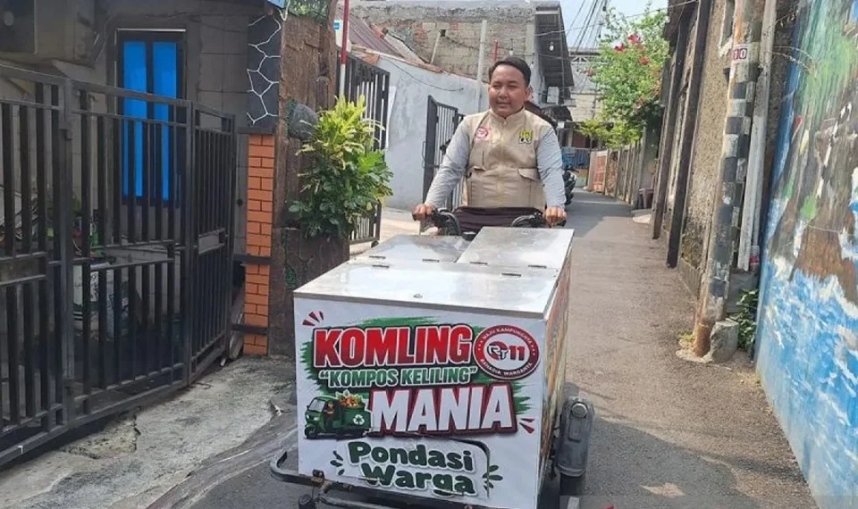 Relawan mengayuh gerobak kompos keliling (KomLing) untuk mengatasi permasalahan sampah RT 11/RW 07 Kelurahan Cilandak Barat, Jakarta, Kamis (25/6/2026). Foto: ANTARA