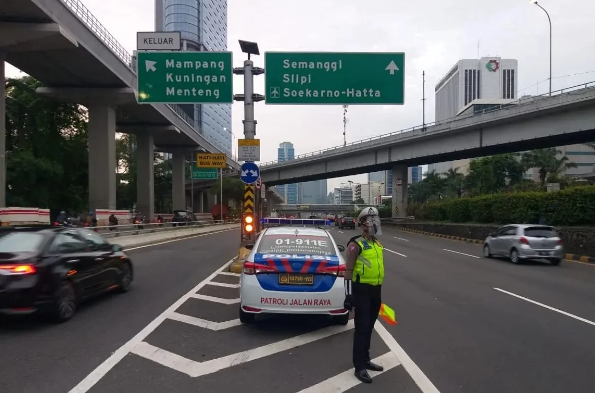 Ilustrasi - Petugas Satlantas memantau situasi arus lalu lintas di keluar tol Tegal Parang arah Semanggi, Jumat pagi (16/10/2020). Foto: TMC Polda Metro Jaya