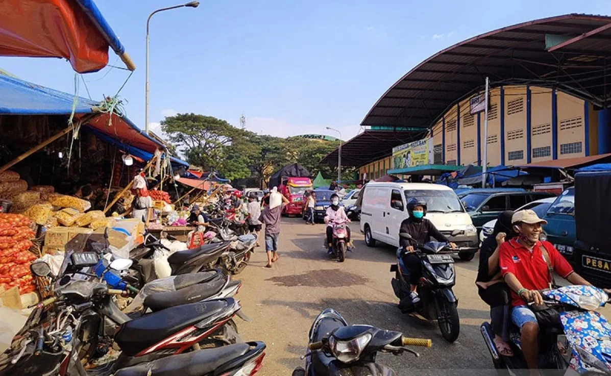 Situasi Pasar Induk Kramat Jati, Jakarta Timur di hari kedua diberlakukannya PPKM Darurat, Minggu (4/7/2021). Foto: ANTARA
