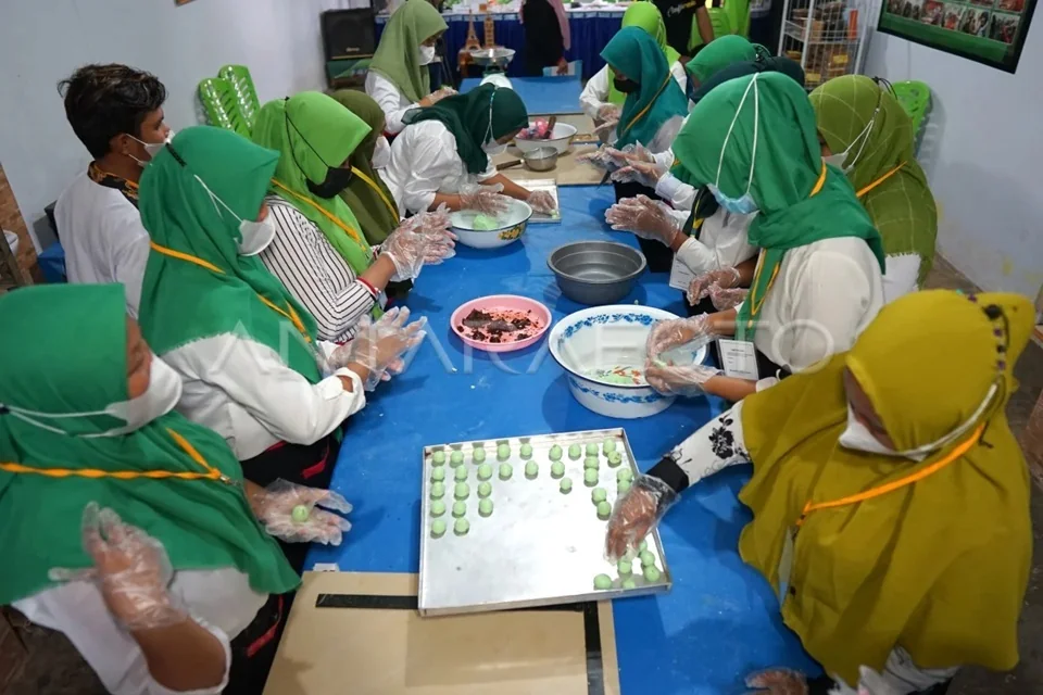Ilustrasi - Sejumlah peserta membuat kue klepon di lembaga Kursus dan Pelatihan (LKP) Fatir di Desa Isimu Selatan, Kabupaten Gorontalo, Gorontalo, Kamis (2/12/2021). Foto: ANTARA