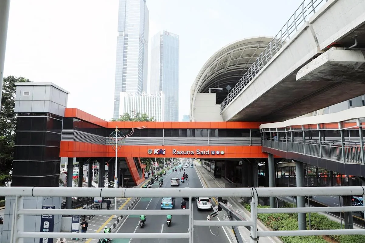 Keberadaan dua Jembatan Penyeberangan Orang (JPO) yang berdekatan di kawasan HR Rasuna Said, Jakarta Selatan, menjadi perhatian masyarakat. Foto: Berita Jakarta
