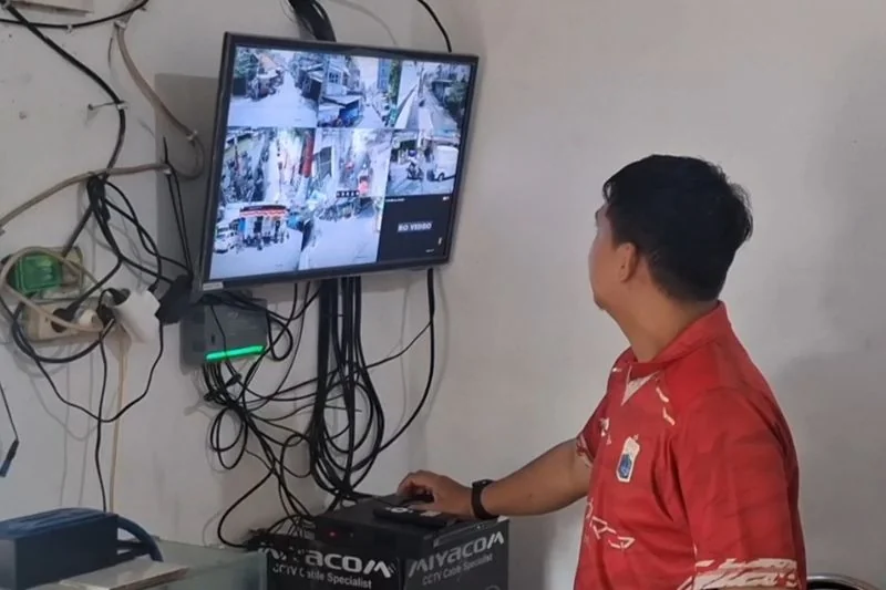 Ketua RW 07 Tamansari, Jakarta Barat, Ruslan Abdulgani, memonitor rekaman CCTV di sejumlah titik yang dipasang secara swadaya oleh warga sebagai langkah antisipasi aksi kriminal, Selasa (11/8/2026). Foto: ANTARA