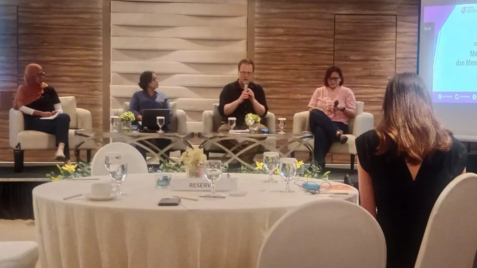 Peter Ker (ketiga dari kiri), Senior Journalist The Australian Financial Review saat menjadi pembicara dalam diskusi &quot;Memperkuat Peliputan Berbasis Data tentang Isu Iklim, Energi, dan Lingkungan. Foto: kabarjakarta.com
