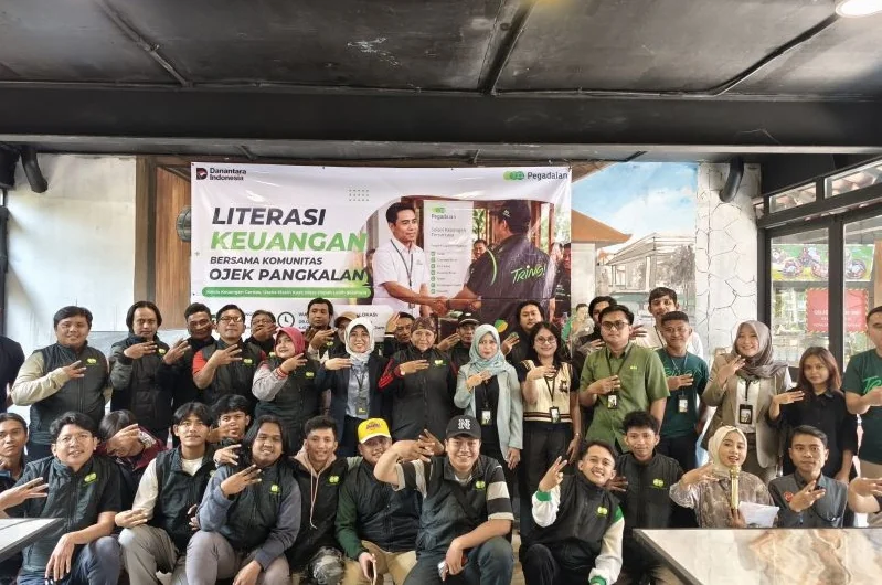PT Pegadaian (Persero) melalui Kanwil IX Jakarta 2 dan Area Tanjung Priok mengedukasi komunitas ojek pangkalan tentang literasi keuangan. Foto: Pegadaian