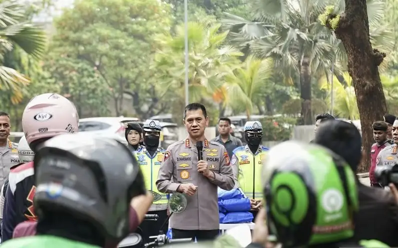 Kapolda Metro Jaya Komjen Pol. Dadang Hartanto mengajak para pengemudi ojol untuk menjaga kesehatan dan mengutamakan keselamatan saat mencari nafkah dalam kegiatan "Sabtu Berkah". Foto: Humas Polda Metro Jaya