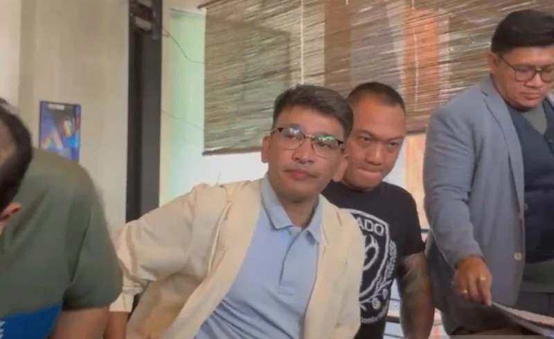 Artis Ruben Onsu memberikan keterangan kepada wartawan terkait dugaan penipuan dan penggelapan dana Rp3,5 miliar di kawasan Kebayoran Baru, Jakarta Selatan, Senin (31/8/2026). Foto: ANTARA
