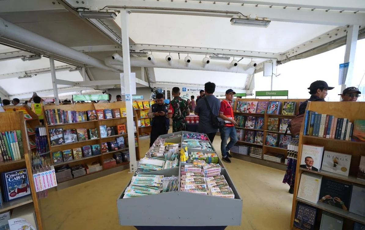 Kapal MV Doulos Hope yang sudah bersandar di Pelabuhan Tanjung Priok, Jakarta Utara, dan membawa 2.000 buku menunda jadwal operasional perpustakaan terapung tersebut karena kendala perizinan. Foto: beritajakarta