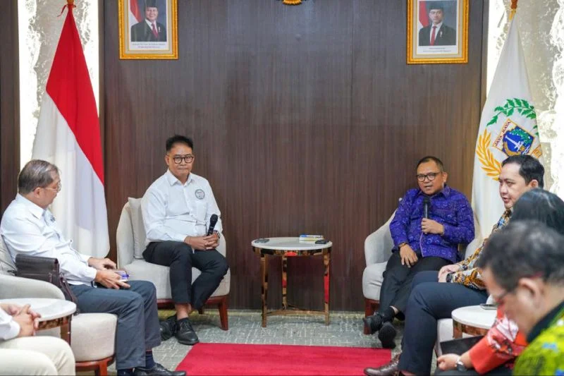 Wakil Ketua DPRD DKI Jakarta Basri Baco saat menerima audiensi Dewan Pimpinan Hotel (DPD) Indonesia Hotel General Manager Association (IHGMA) DKI Jakarta di Gedung DPRD DKI Jakarta, Kamis (8/10/2026). Foto: DPRD DKI