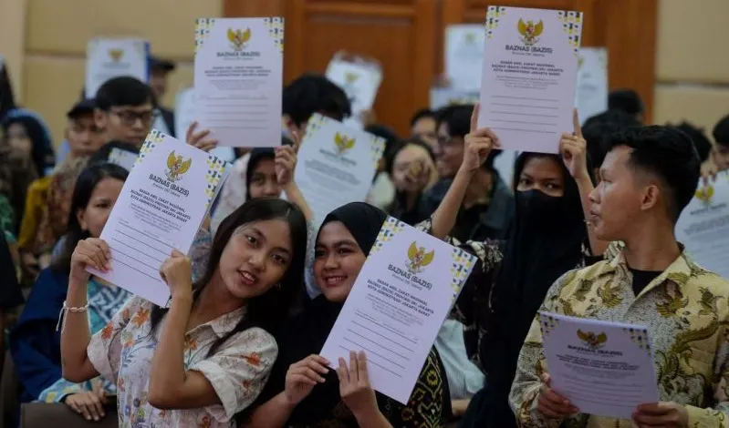 Pemprov DKI Jakarta berkolaborasi dengan Baznas DKI Jakarta menggelar bantuan pemutihan ijazah tahap II tahun 2026 untuk 2.810 penerima manfaat yang terkendala biaya ijazah. Foto: ANTARA