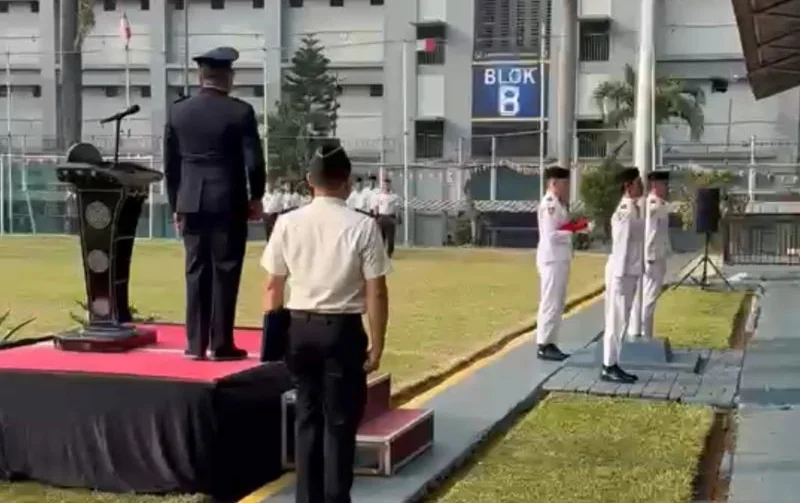 Tiga warga binaan terorisme menjadi pasukan pengibar bendera (paskibra) pada upacara peringatan Hari Ulang Tahun (HUT) ke-81 Kemerdekaan RI di Lembaga Pemasyarakatan (Lapas) Kelas I Cipinang, Jakarta Timur, Senin (17/8/2026). Foto: Lapas Kelas I Cipinang
