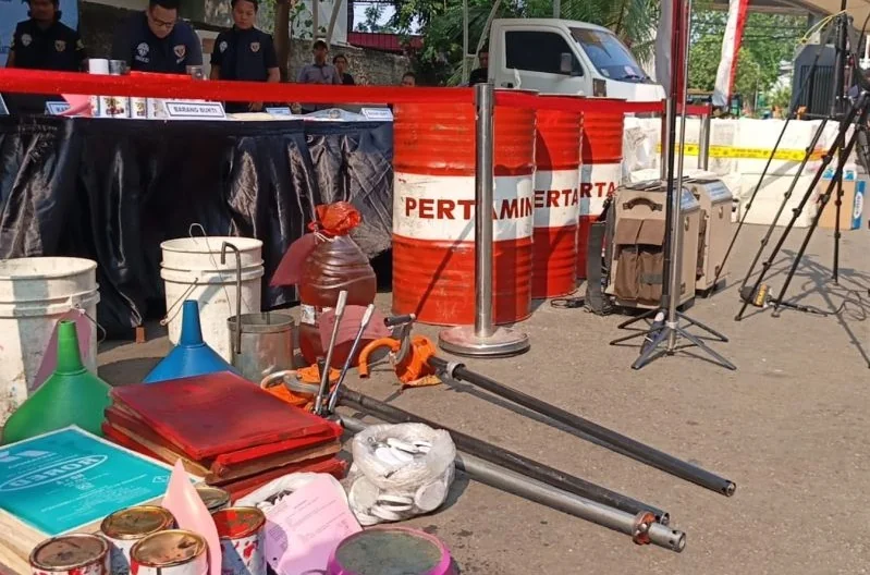 Sejumlah barang bukti pabrik oli palsu ditunjukkan dalam jumpa pers di Polres Metro Jakarta Barat, Selasa (1/9/2026). Foto: Polres Metro Jakbar