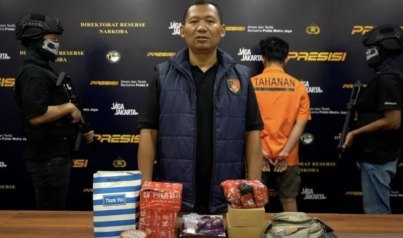 Panit 5 Subdit 3 Ditresnarkoba Polda Metro Jaya, Ipda Agus Salim bersama tersangka dan barang bukti yang diamankan di kawasan Cempaka Putih, Jakarta Pusat, Jumat (31/7/2026). Foto: Ditresnarkoba Polda Metro Jaya
