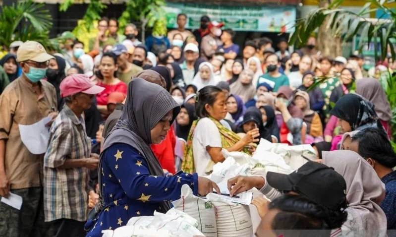 Pemkot Jakpus menyalurkan bantuan beras kepada 2.632 warga di Kelurahan Cempaka Putih Barat, Jakarta Pusat pada Rabu (9/9/2026). Foto: Pemkot Jakpus
