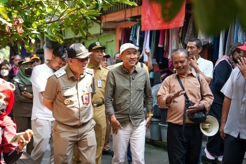 Wakil Wali Kota Jakarta Utara , Fredy Setiawan bersama Ketua Pansus PTSL Dwi Rio Sambodo saat meninjau Kampung Kota di Jalan Lodan Raya, Kelurahan Ancol, Kecamatan Pademangan, Senin (7/92026). Foto: Pemkot Jakut