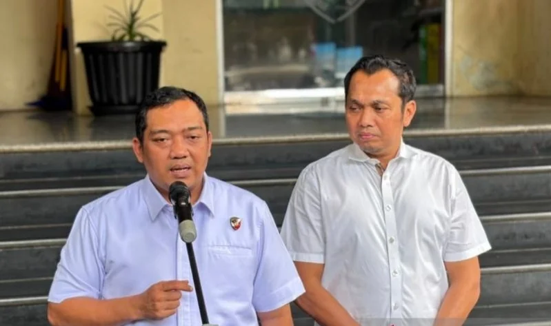 Direktur Reserse Kriminal Umum Polda Metro Jaya, Kombes Pol Iman Imanuddin didampingi Kasubdit Jatanras Ditreskrimum Polda Metro Jaya, AKBP Abdul Rahim saat memberikan keterangan di Jakarta, Senin (10/8/2026). Foto: ANTARA