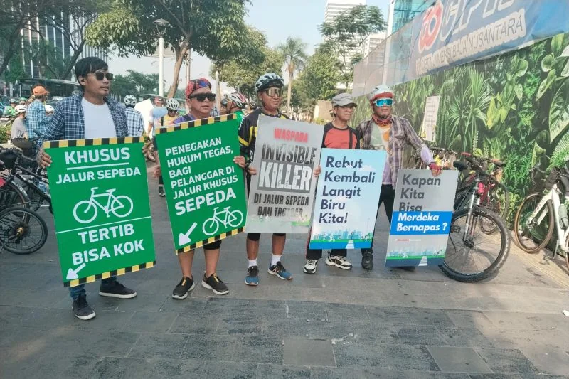 Komite Penghapusan Bensin Bertimbel (KPBB) menggelar aksi yang meminta Pemprov DKI Jakarta menambah jumlah lajur sepeda. Foto: KPBB