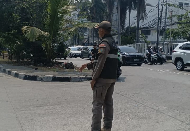 Petugas Satpol PP Jakarta Barat tengah memonitor dan pengawasan terhadap titik rawan Pak Ogah di Jalan Tubagus Angke. Foto: Pemkot Jakbar