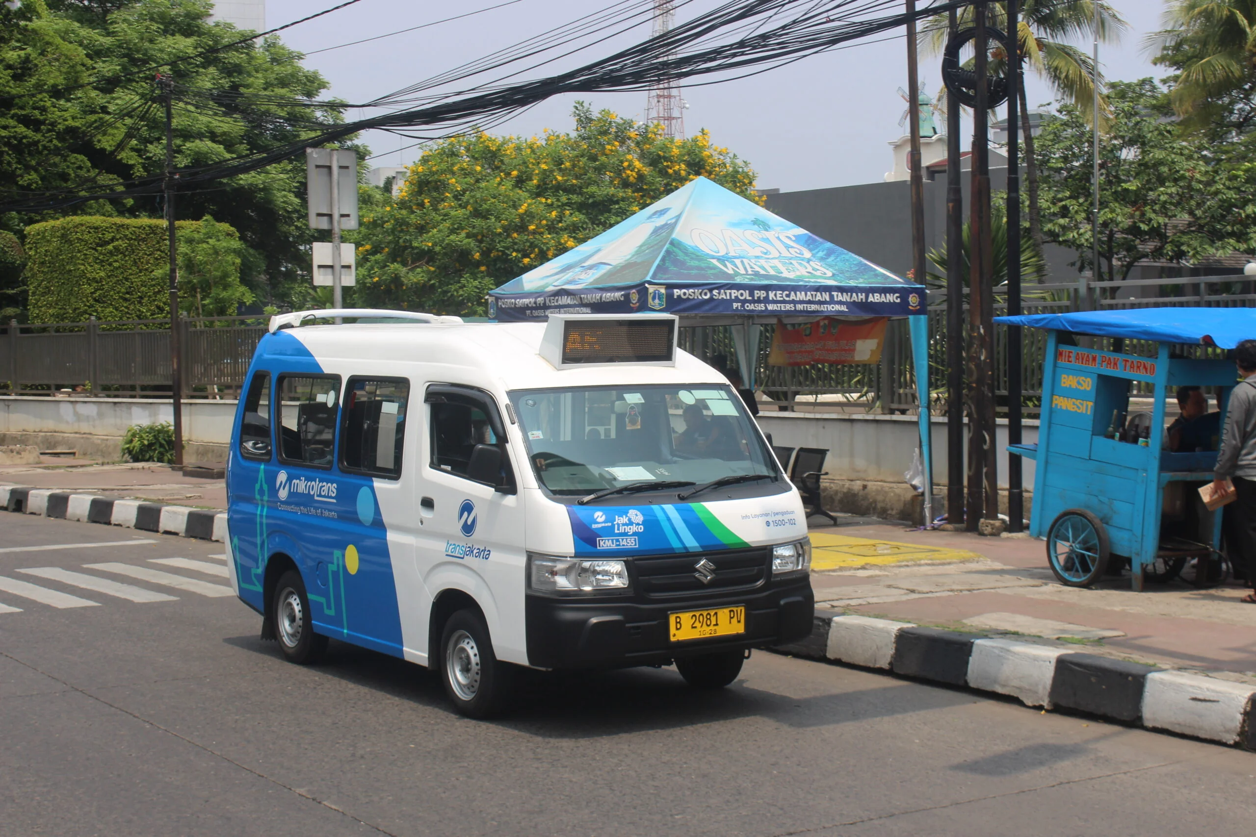 Mikrotrans JakLingko merupakan layanan angkutan umum yang menjadi bagian dari sistem transportasi terintegrasi di Jakarta. Layanan ini berfungsi sebagai angkutan pengumpan (feeder) yang dihadirkan untuk menjangkau wilayah-wilayah yang tidak dilewati oleh