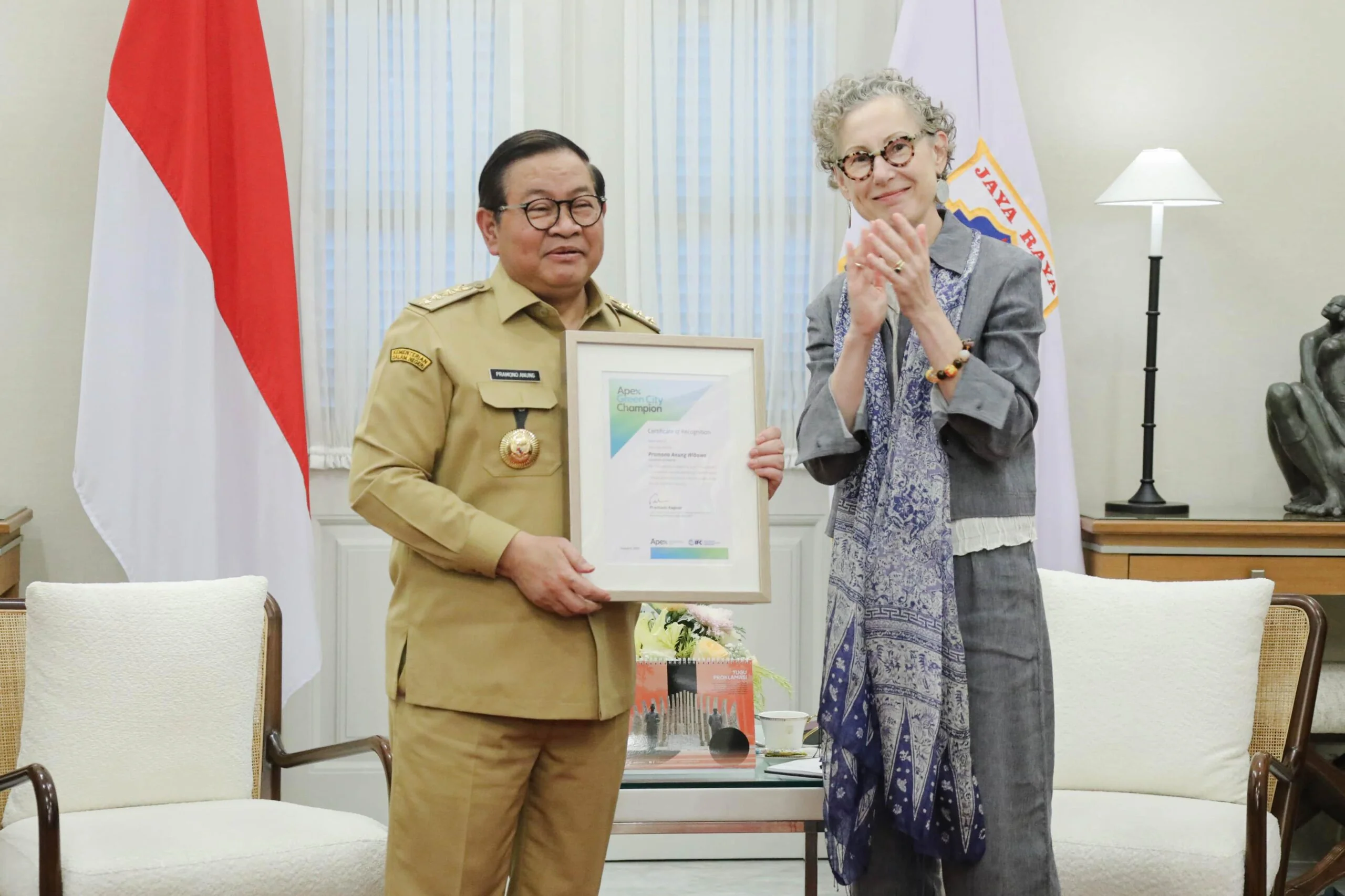Pemprov DKI Jakarta menerima "APEX Green City Champion Award" dari International Finance Corporation atas komitmen Jakarta dalam mendorong kebijakan dan investasi rendah karbon. Foto: Pemprov DKI