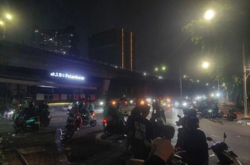 Massa masih berkerumun di kawasan Slipi, Jakarta, Jumat (28/8/2026). Foto: ANTARA