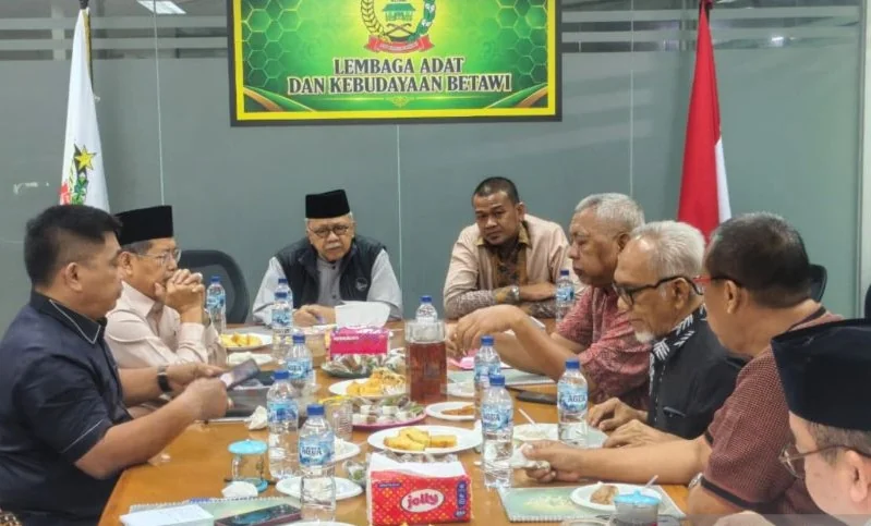 Ketua Dewan Adat Lembaga Adat dan Kebudayaan Betawi (LAKB) Datuk Mualim Ahlul Adat Fauzi Bowo didampingi Wakil Ketua Dewan Adat LAKB Riano P Ahmad memimpin rapat perdana LAKB di Sekretariat LAKB, Gedung C, Jakarta, Senin (5/10/2026). Foto: Lembaga Adat da