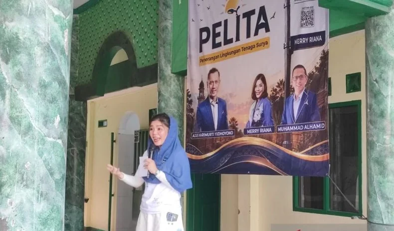 Ketua Kuda Biru Project, Merry Riana saat memberikan sambutan pada Peresmian Penerangan Lingkungan Tenaga Surya (Pelita) di Masjid Jami At-Taqwa, Jalan Rawa Kuning, Pulo Gebang, Cakung, Jakarta Timur, Selasa (18/8/2026). Foto: Kuda Biru Proejct
