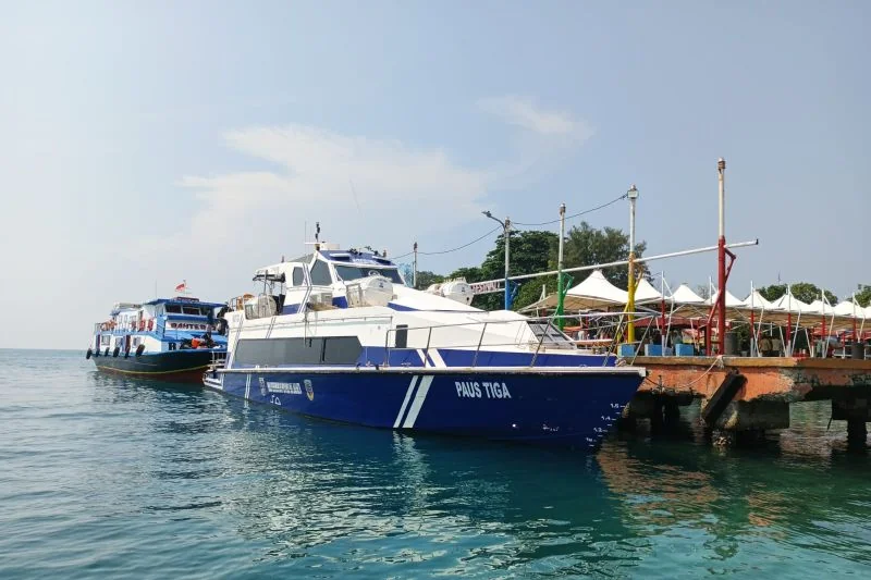 Ilustrasi - Kapal yang menjadi angkutan laut penyeberangan dari daratan Jakarta ke sejumlah pulau di Kepulauan Seribu. Foto: Pemkab Kepulauan Seribu