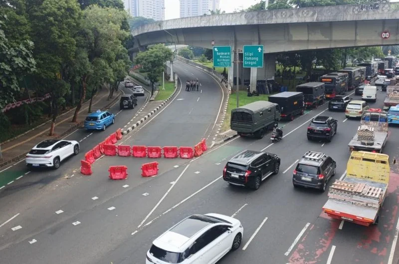 Ditlantas Polda Metro Jaya melalui akun X @TMCPoldaMetro menyampaikan pada pukul 14.56 WIB terjadi pengalihan arus lalu lintas di Jalan Sudirman/Semanggi arah Bundaran HI karena ada kegiatan aksi penyampaian pendapat. Arus lalu lintas dialihkan melalui Ja