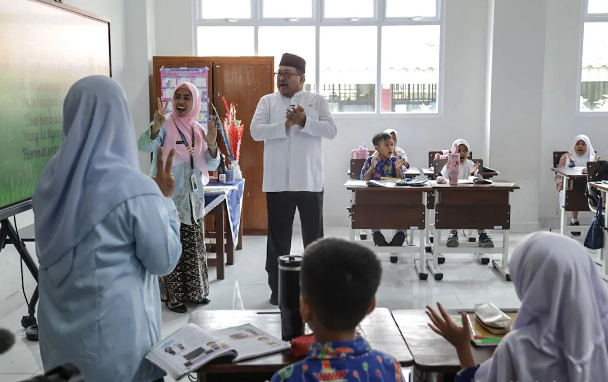 Wakil Gubernur DKI Jakarta, Rano Karno meninjau tiga bangunan sekolah yang rampung direvitalisasi yakni SDN Lebak Bulus 04, SMPN 299 Jakarta dan SDN Cilandak Barat 08. Foto: Pemprov DKI