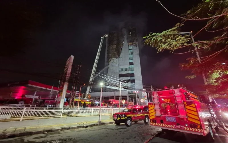 Petugas pemadam kebakaran berupaya memadamkan api di Gedung Bapenda DKI, Jalan Abdul Muis, Jakarta Pusat, Sabtu dini hari (8/8/2026). Foto: ANTARA